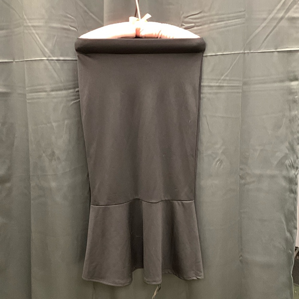 Spectacular below-the-knee skirt with a flounce. Stretches well.